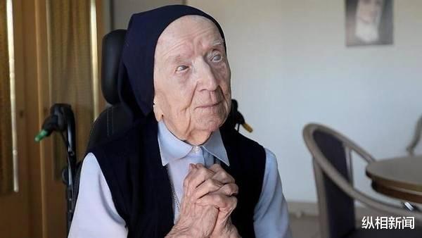 纵相新闻 那些打败新冠的“硬核”奶奶：世界第二长寿老人修女安德烈迎来117岁生日