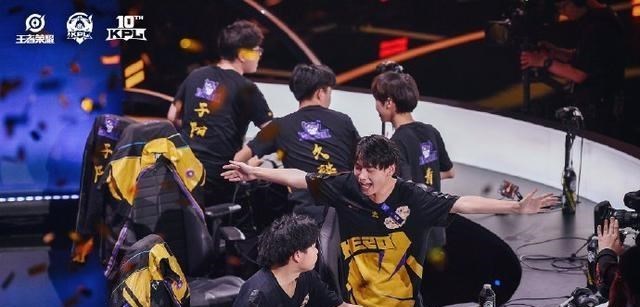 若珍|同样是冲第六冠，相比于QGhappy，hero久竞的优势到底在哪儿？