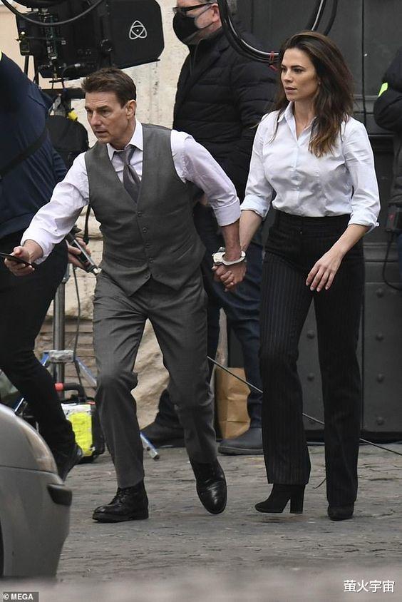 汤姆·克鲁斯|59岁阿汤哥车站拍戏，穿西装帅气依旧，和小20岁“女友”真般配