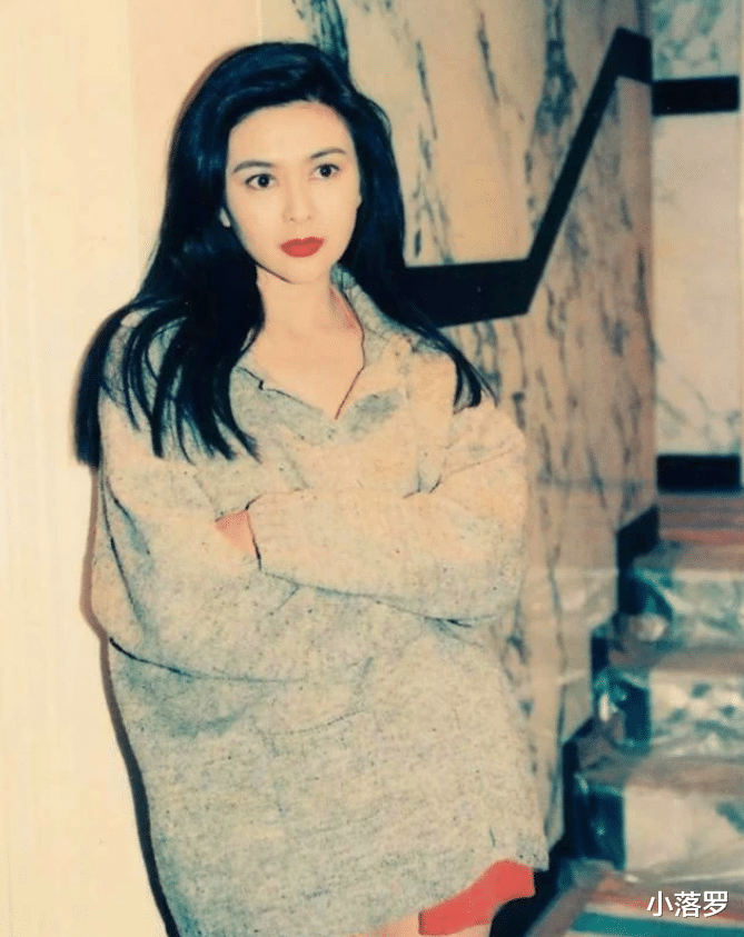 杨幂|25张罕见照：给刘亦菲打伞的杨幂，吸烟的曹操，泳池里的邓丽君