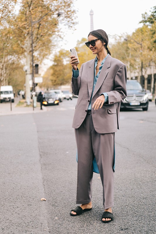 BiuVogue 长裤秋季就该这么穿，不仅高级显腿长，还挺显年轻的