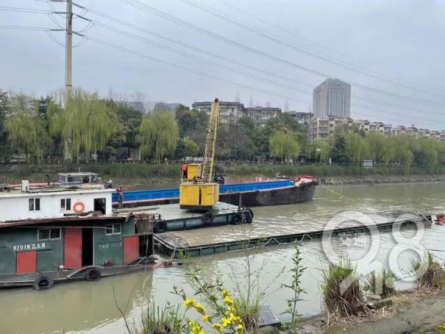 半岛晨报 突发!今天凌晨运河杭州段一船沉没