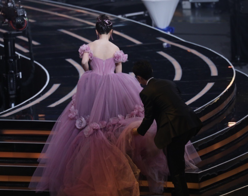 宁毅|余生CP合体堪比婚礼现场！肖战全程保护杨紫裙尾，杨紫回眸甜笑