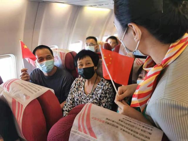 看航空 红色之旅开启 福州航空“遵义号”主题航班启航