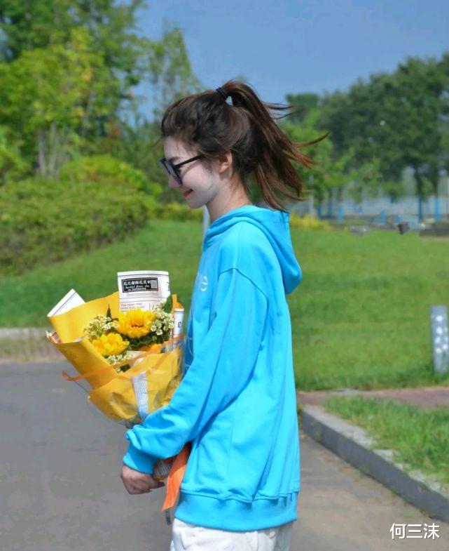 何三沫|干干净净的穿搭确实很不错,不仅清新优雅,还很减龄