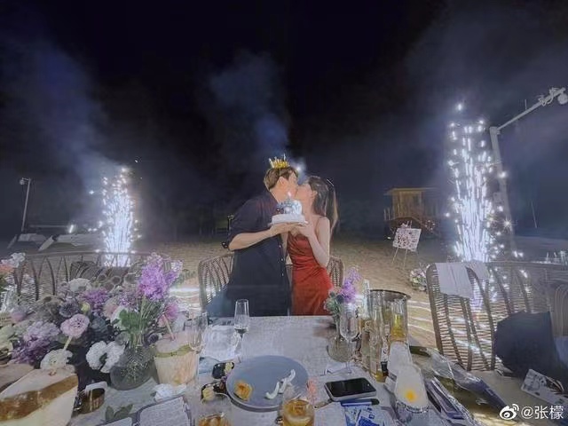 张檬|张檬贴心为男友庆生，夜空下甜蜜拥吻，网友: 实在太登对了