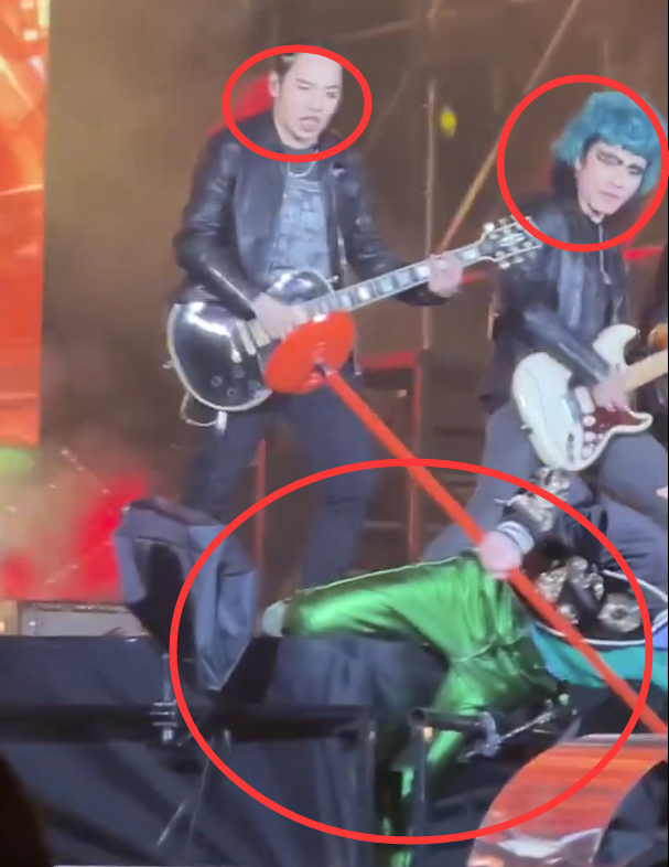 萧敬腾|演唱中摔下舞台，卡裆也咬牙唱完，被泼粪恐吓带150名保镖赶通告