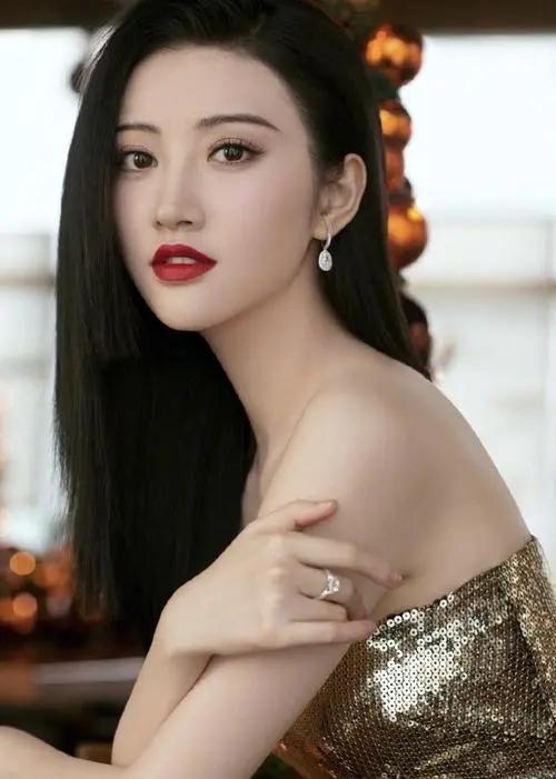 雌激素|女性45岁后雌激素旺盛，一般有六个特点，若占两个以上，恭喜了