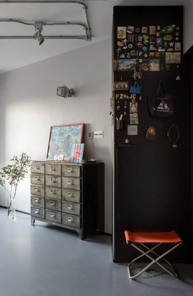 124㎡轻工业风入户洞洞板+挂件墙设计,开放式布局让人眼前一亮