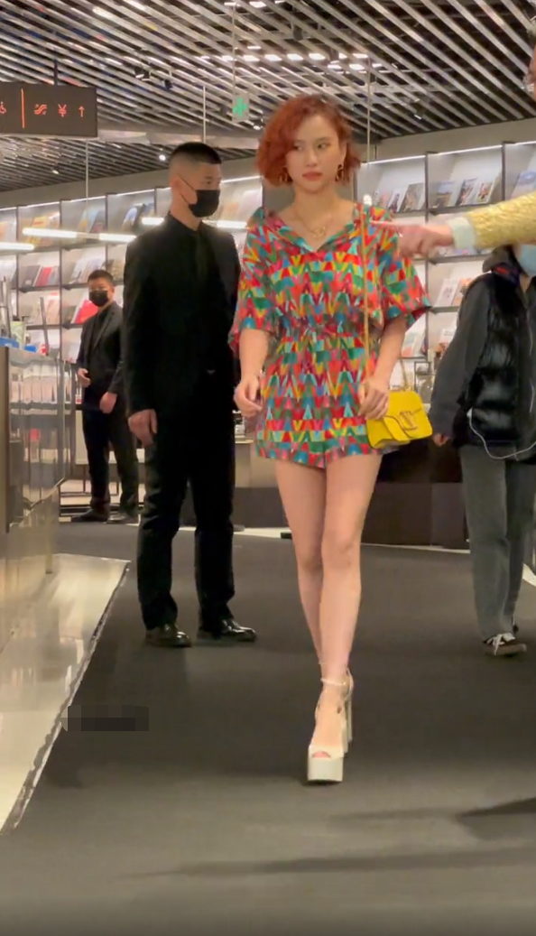 时尚风行派 真名媛何超莲罕见失手！剪“大妈头”全靠颜值撑，穿连体裙秀身材