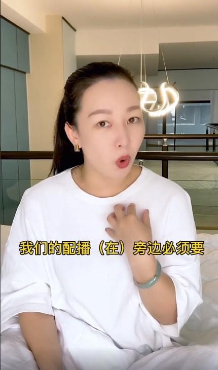 时尚百搭说 女博主称一女星经纪人在直播间喷半瓶香水，该女星此前被网红怼过