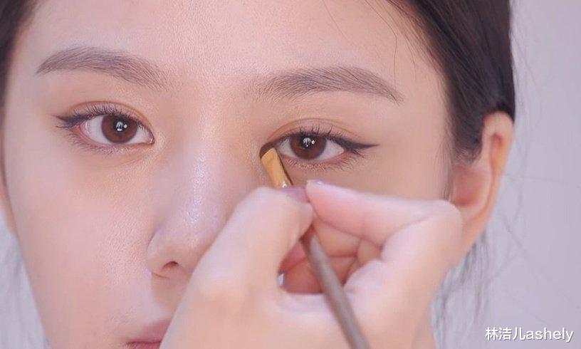 眼线 比起甜美的少女感，还是猫系妆容性感撩人，Jennie辛芷蕾就是典范