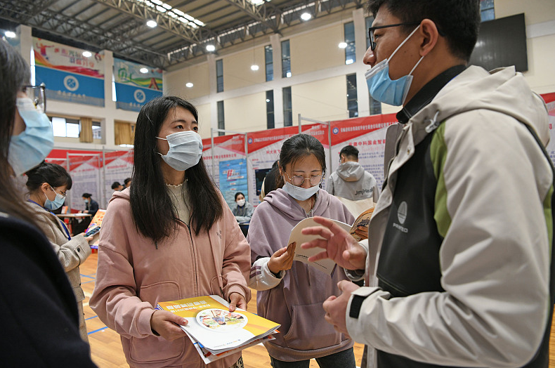 招聘|中国中铁公开招聘,年薪有望达到15万,这4类学生或被优先录用