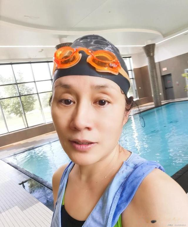 李凤绪|57岁的李凤绪，长发披肩休闲装扮，与老公结婚多年无绯闻，是真爱