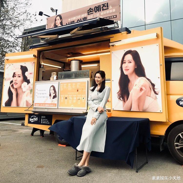 孙艺珍|孙艺珍庆祝圣诞节，过节也没时间休息，玄彬也没能陪伴在她身边