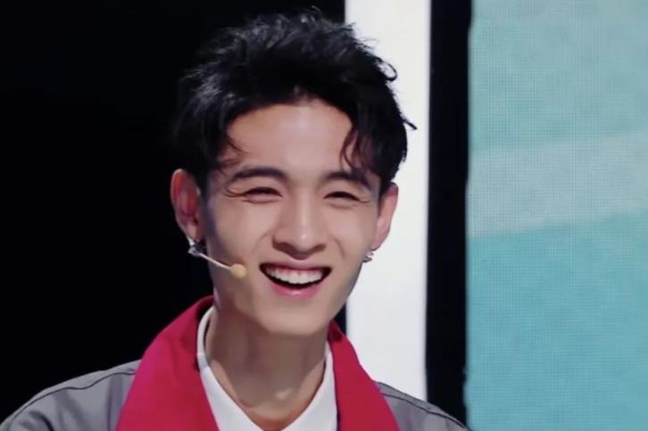 秦霄贤|宋雨琦秦霄贤同台游戏，镜头拉近之后，才知道谁是“女团腿”