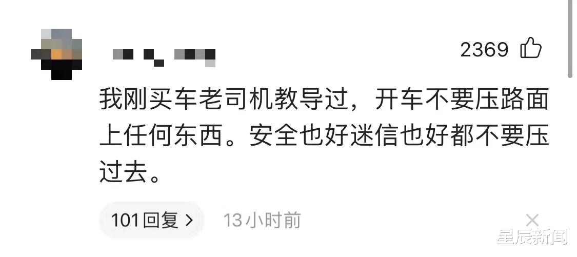  2小孩路中间玩耍被碾压，司机下车后心碎：是自己儿子，已不省人事