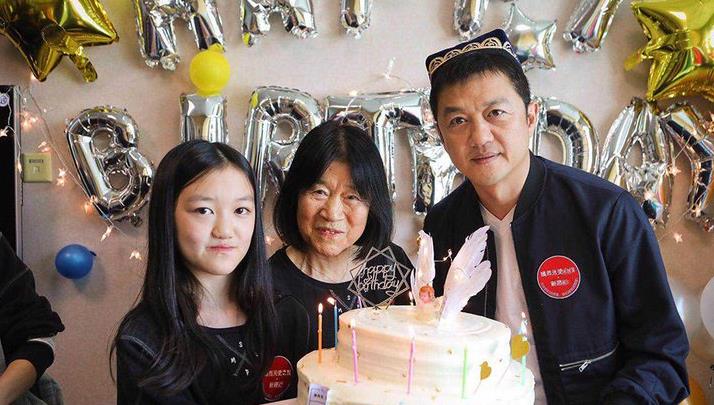 育妈计|宣布女儿“退休”后，李亚鹏罕见与李嫣同框，放下身段对女儿撒娇