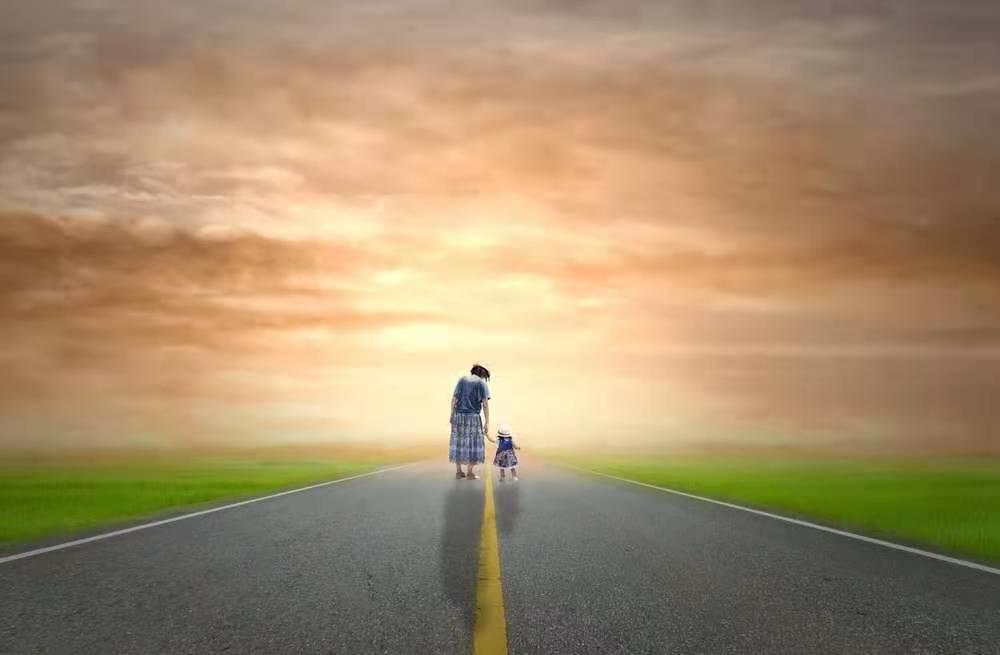 软妈硬爸|父母的哭穷式教育,正在毁掉孩子