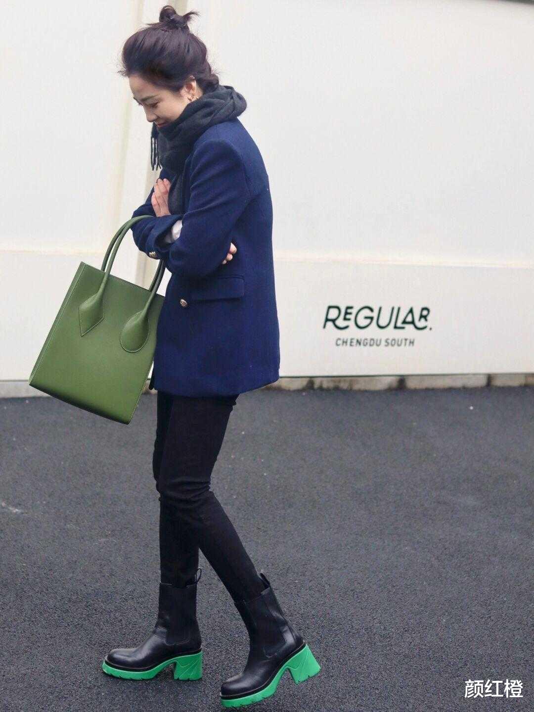 颜红橙 纯色马丁靴已经不时兴了！码住这些拼接马丁靴，上脚才是真时髦