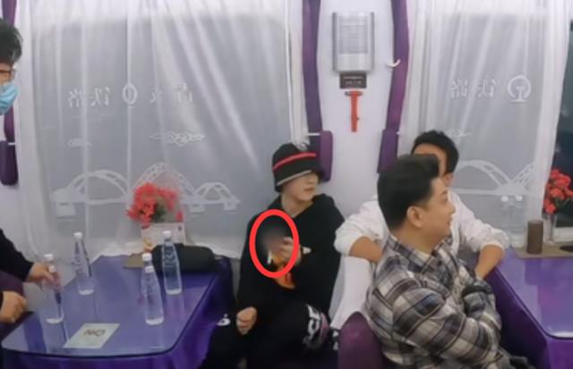 陈赫|陈赫坐火车，关晓彤突然从包间走出来，他的下一秒举动太真实了