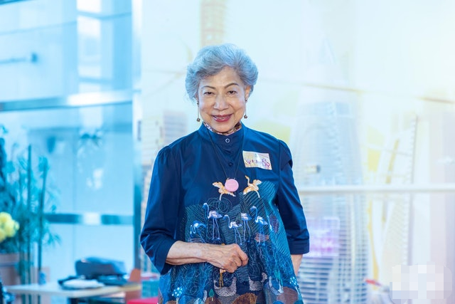 张柏芝|87岁罗兰乘地铁出行，满头白发被人搀扶，担心脑退化至今不敢退休