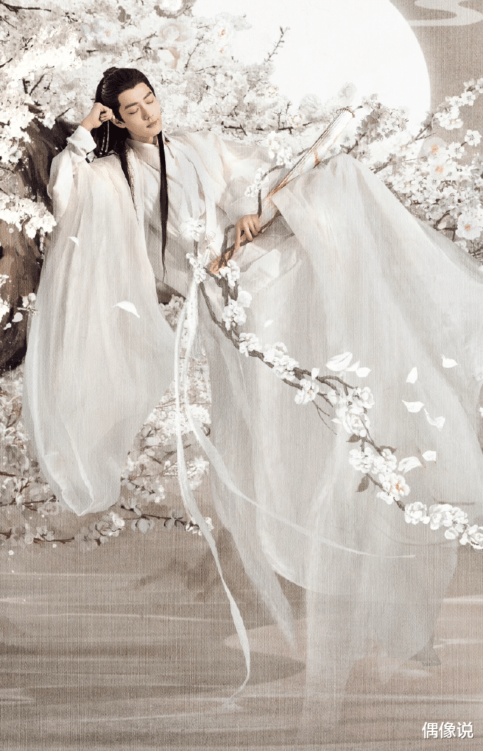 肖战|环球影城偶遇肖战，拿着相机边走边拍，被认出后微笑回应，有礼貌