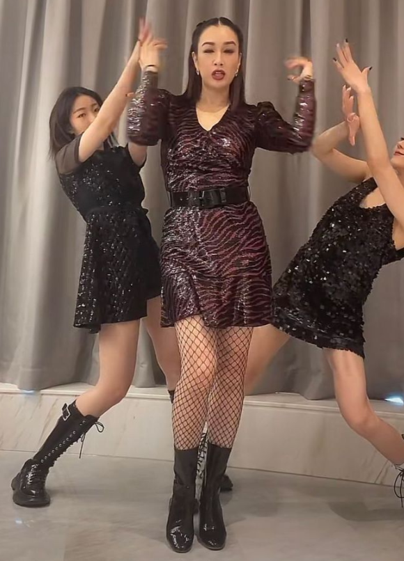 胡美|钟丽缇现身豪华健身房！挑战“蜘蛛腿”太厉害，腰部两坨赘肉瞩目