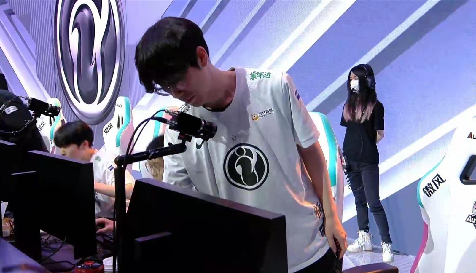 theshy|IG比赛语音曝光,Theshy展现队内\大爹\地位,下野辅全都跟着Tshy冲