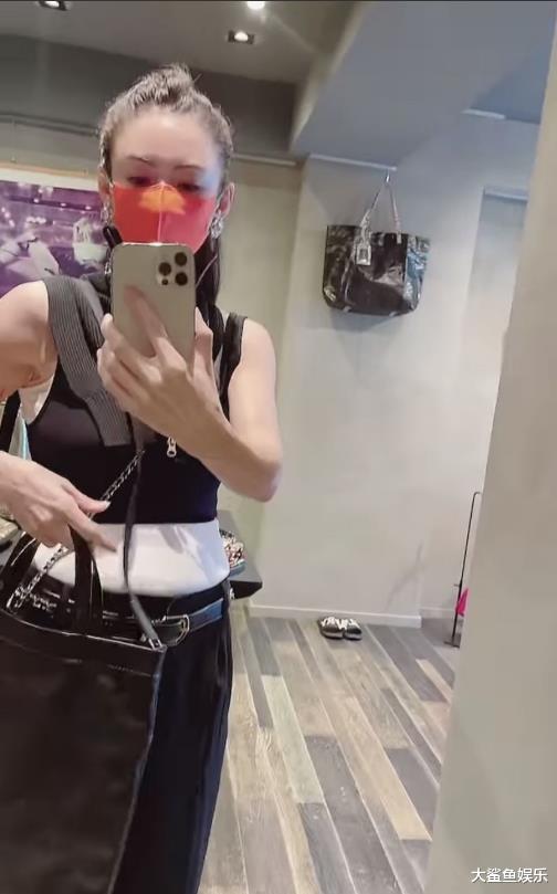 张柏芝|张柏芝打扮得像暴发户一样，脖子上的项链跟手臂上的纹身实在太抢镜了