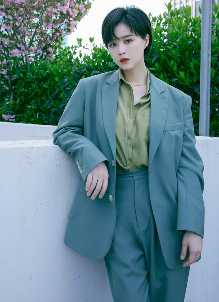 蒋欣|蒋欣节目中再扮樊胜美，穿黑裙仍比杨紫胖一圈，大骨架身材该咋穿