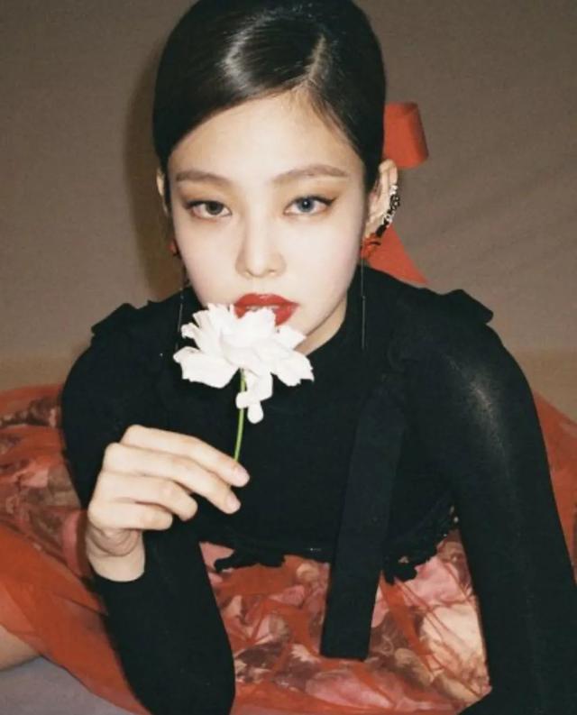 明星素颜 Jennie的名品素颜是真是假？为何眼周自带“大地色眼影”？