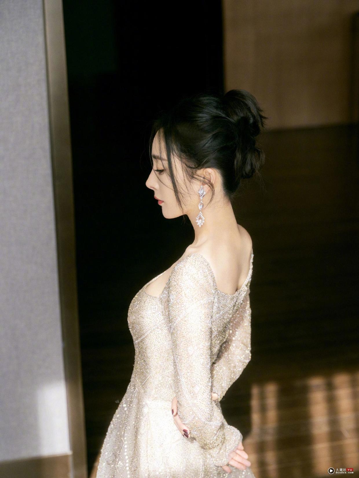 迪丽热巴|微博之夜｜杨幂贴身长裙成焦点，迪丽热巴为复古穿５年前晚装?