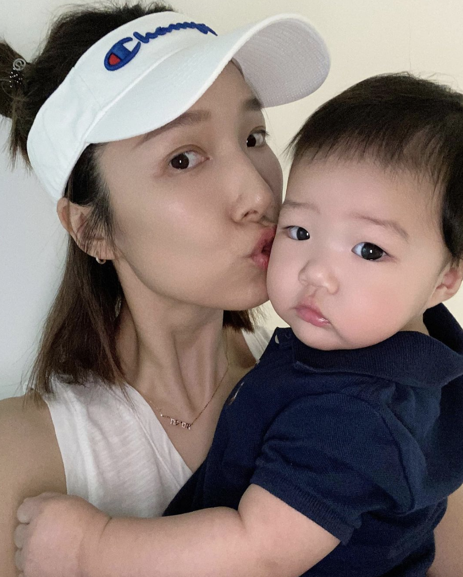 李亚男|李亚男晒瑜伽照，小女儿趴妈妈背上可爱出镜，换发型后颜值飙升