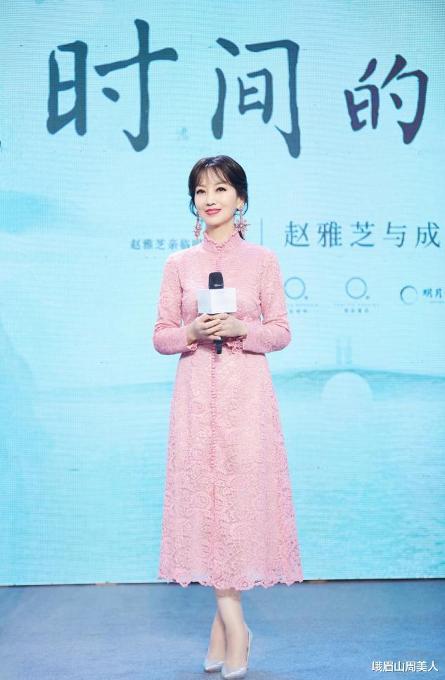 峨眉山周美人|赵雅芝67岁了还不服老，穿白色蕾丝裙配复古礼帽，韵味十足
