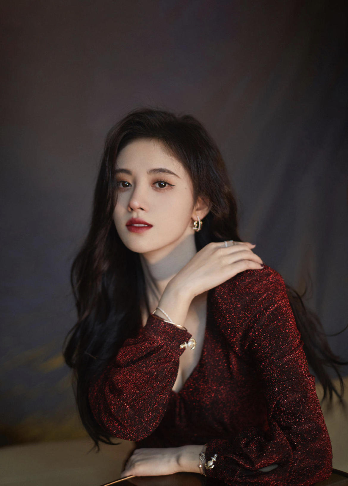 何有强|苗苗越看越漂亮，穿一袭红色连衣裙温柔优雅，美如初恋，真是yyds