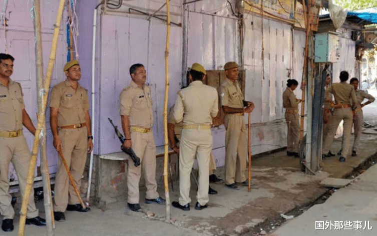 国外那些事儿 新婚夫妻路上遭3名男子抢劫殴打，被抢走894元