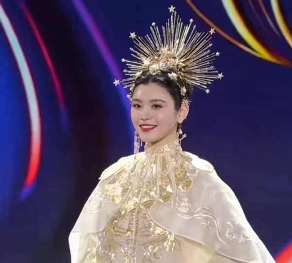 奚梦瑶|张梓琳挺六个月孕肚上春晚！穿羽毛裙站C位雍容华贵，美过奚梦瑶