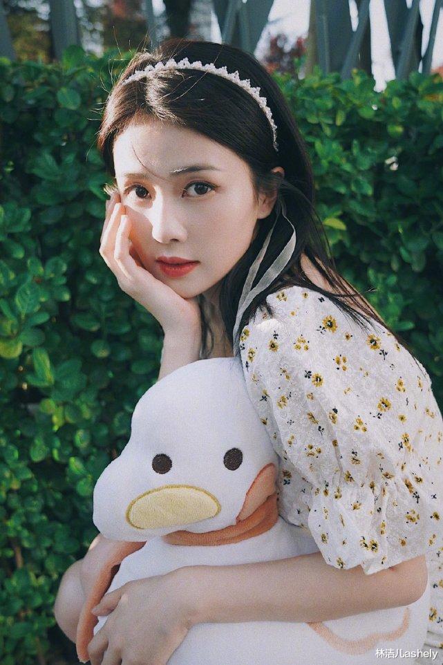 林洁儿ashely 白鹿堪称甜酷girl的穿搭模板,日常造型可盐可甜,私下更是配饰控