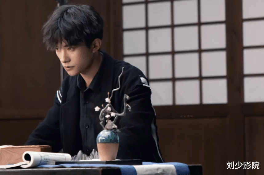 易烊千玺|易烊千玺是个沉稳，温柔细心的人，是惊艳了时光温柔了岁月的人