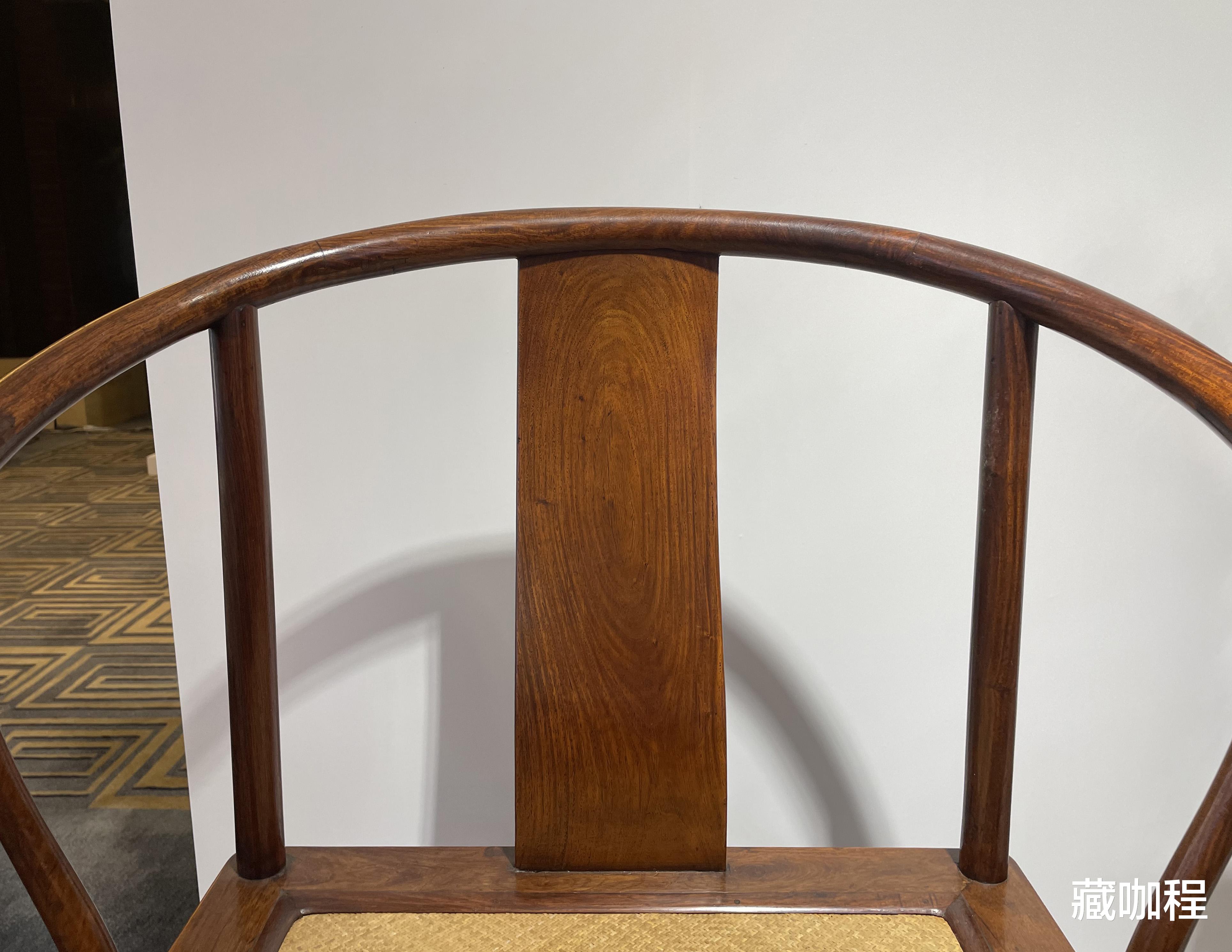 |靠背光素、券口雕花，简繁配搭黄花梨圈椅成对