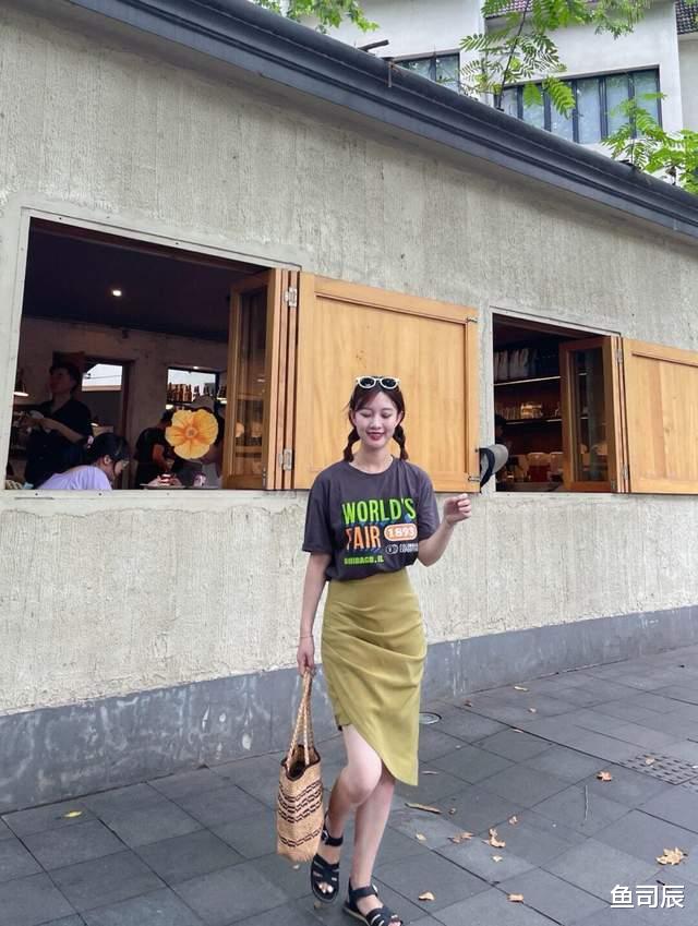 鱼司辰|想要搭配出氛围感其实很简单，条纹衫配牛仔裤简约利落，高级时髦