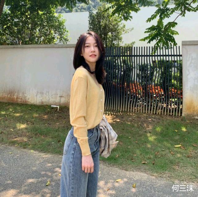 何三沫|只要穿对了，简简单单的穿搭风格也很耐看，元气满满