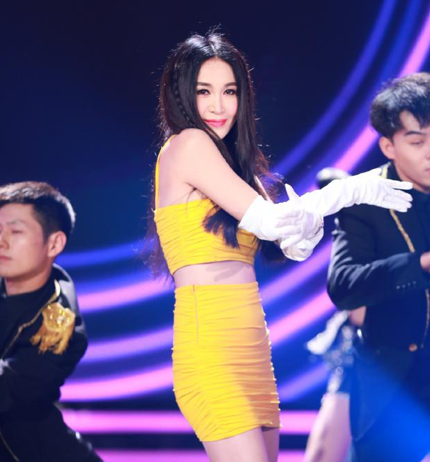 温碧霞|54岁温碧霞疑似怀孕？腹部明显隆起，身材走样胖出新高度