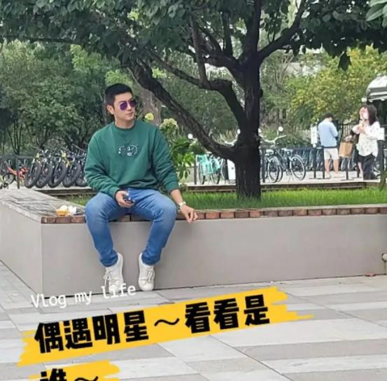 钟镇涛|杜江一家逛街被偶遇，嗯哼圆脸变尖脸，霍思燕牵的女孩大长腿抢镜