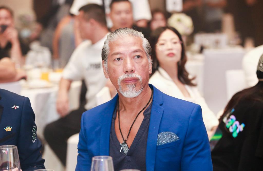 张耀扬|57岁张耀扬现身参加聚会,包间拥挤满桌狼藉,疑似正式复出捞金