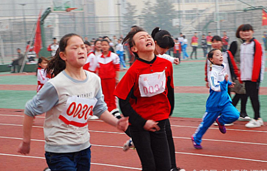 糯妈育儿经|初中体育课上，女生认为“自毁形象”的3个举动，男生看后很心动