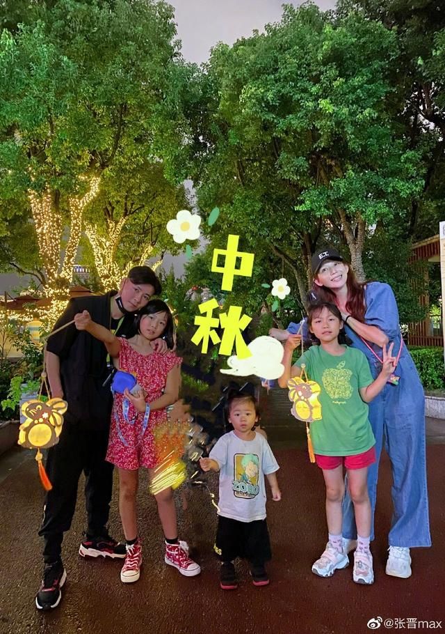 张晋|蔡少芬一家为儿子庆生!2岁乐儿喂妈妈冰淇淋,张晋吃醋嘟嘴