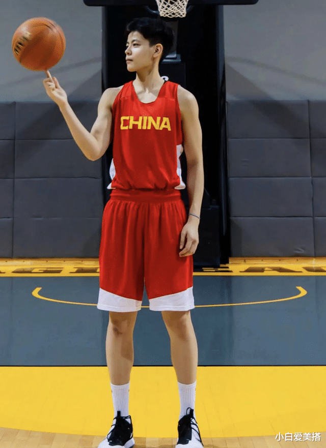 穿衣搭配|“中国最帅女篮”杨舒予火了,球技好颜值也高,短发真的太帅了