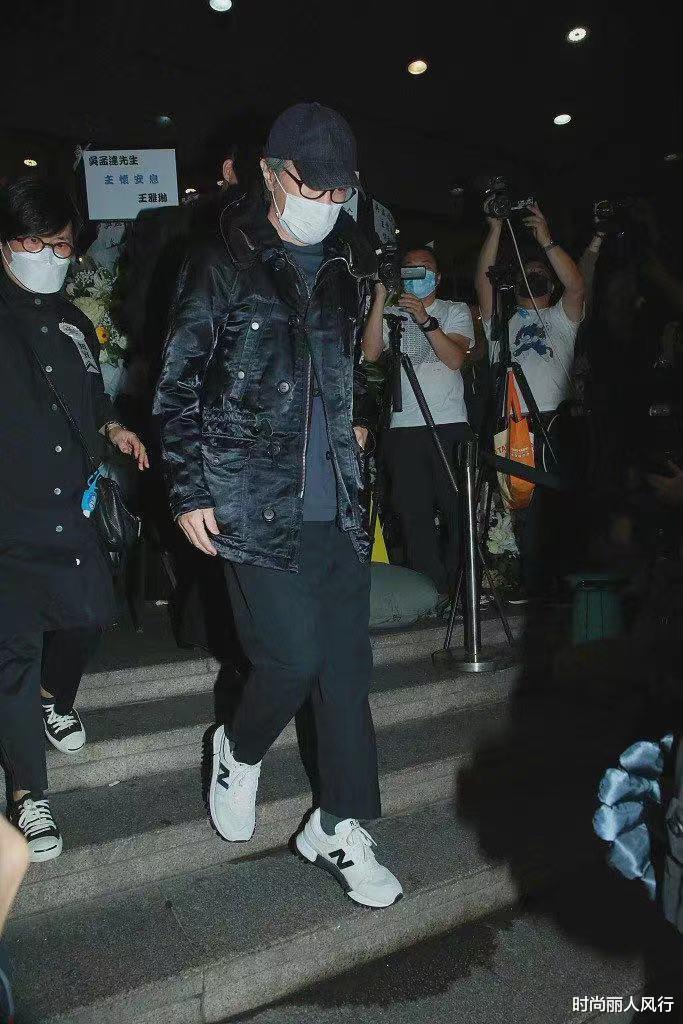 周星驰|周星驰送吴孟达最后一程！低扣帽檐踩运动鞋现身，神情难掩低落